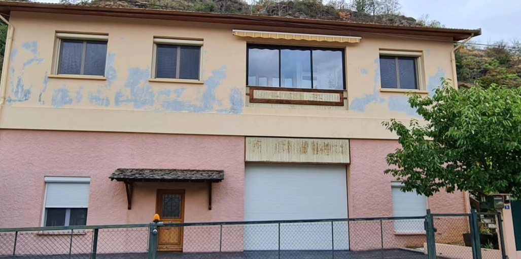 Toiture ancienne et abîmée avant rénovation