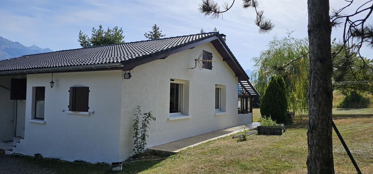 Couvreur RENO NEUF au travail sur une toiture à Varilhes